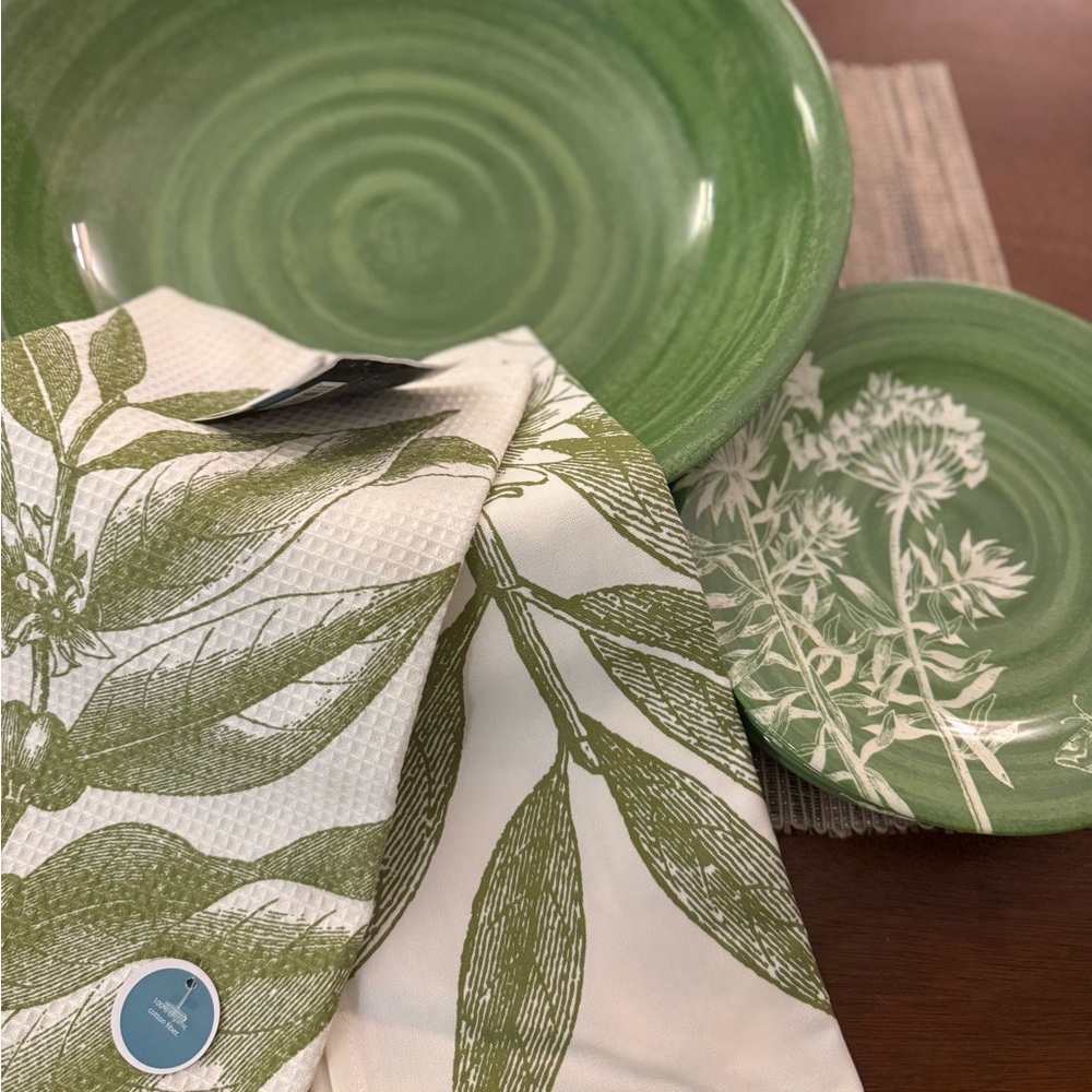 NWT 7-pc Large Salad Bowl, Salad Plates, Tea Towels